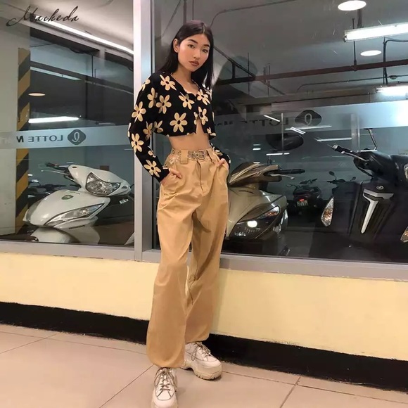 Black & Yellow Daisy Long-Sleeve Crop Top - Picture 2 of 3